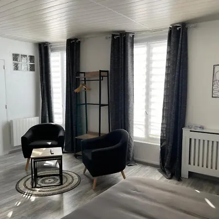 Eiffel Tour - Cosy Parisien Апартаменты *